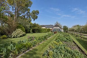Elcombe Barn_Garden- click for photo gallery